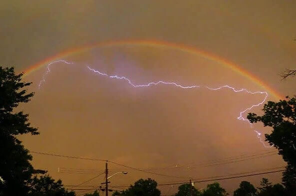 Relámpago en el arcoiris